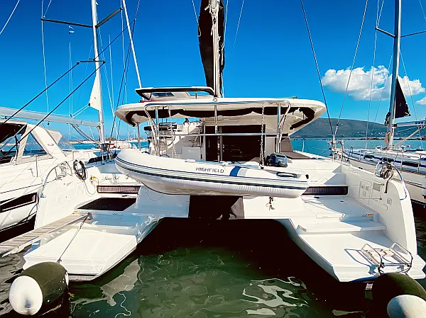 Lagoon 42  
